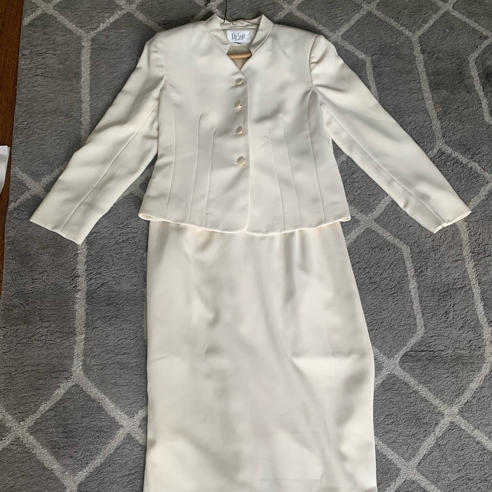 LeSuit Petite, jacket and matching skirt, cream color size 6p